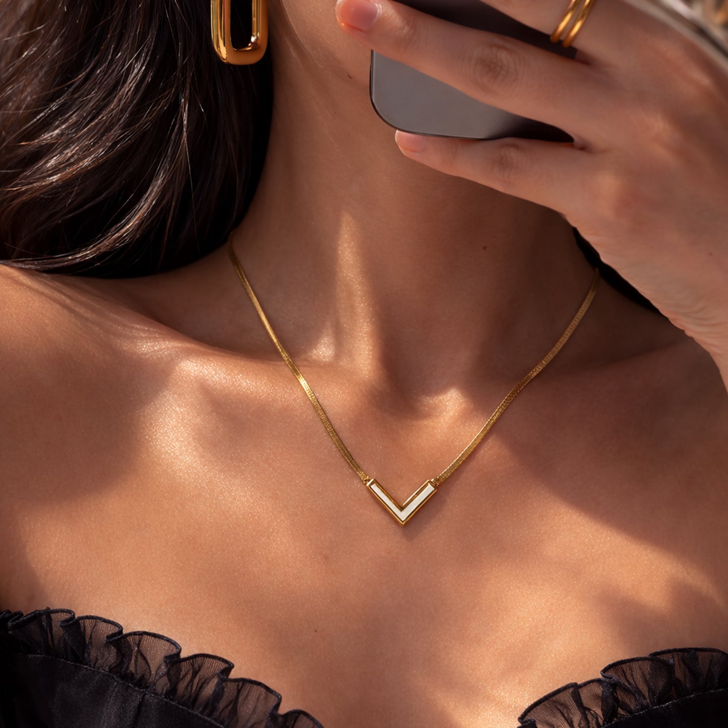 Vertex V white Necklace